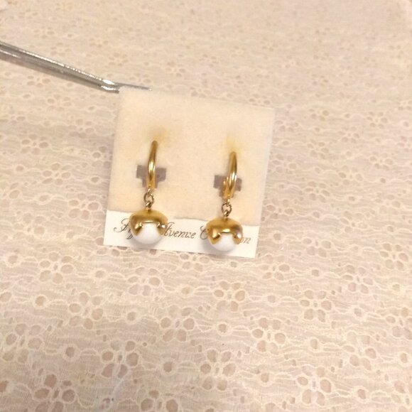 Vintage White Beads Gold Tone Dangle Drop Earrings Timeless VTG Jewelry - Picture 4 of 6